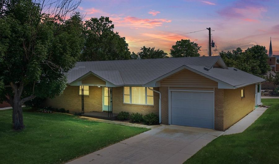 820 10th St, Berthoud, CO 80513 - 3 Beds, 2 Bath