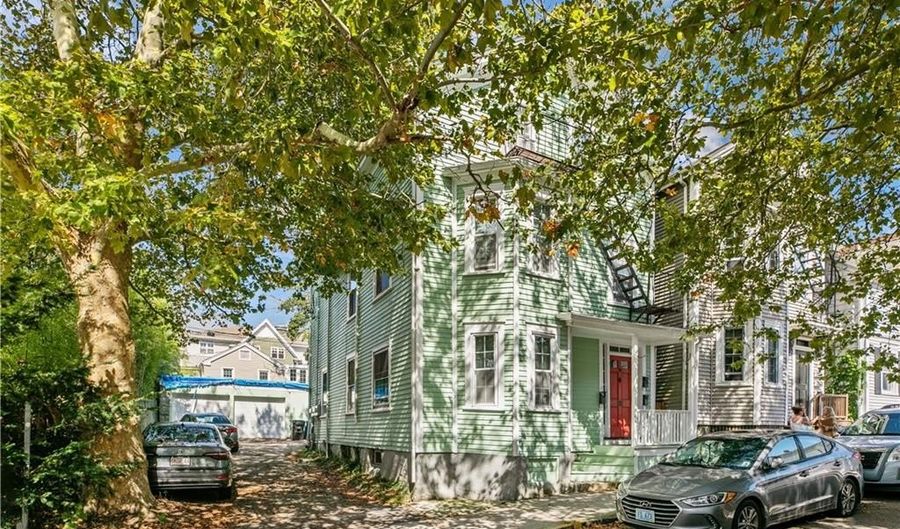 28 Young St, Newport, RI 02840 - 6 Beds, 3 Bath