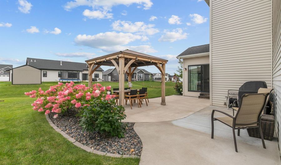 W5553 HOELZEL Way, Appleton, WI 54915 - 4 Beds, 4 Bath