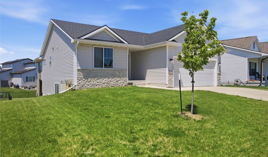 706 NE Country Meadow Dr, Ankeny, IA 50021 - 4 Beds, 3 Bath
