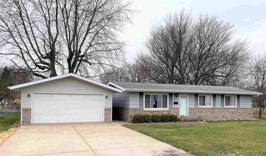 301 S EAST Ave, Manito, IL 61546 - 4 Beds, 1 Bath