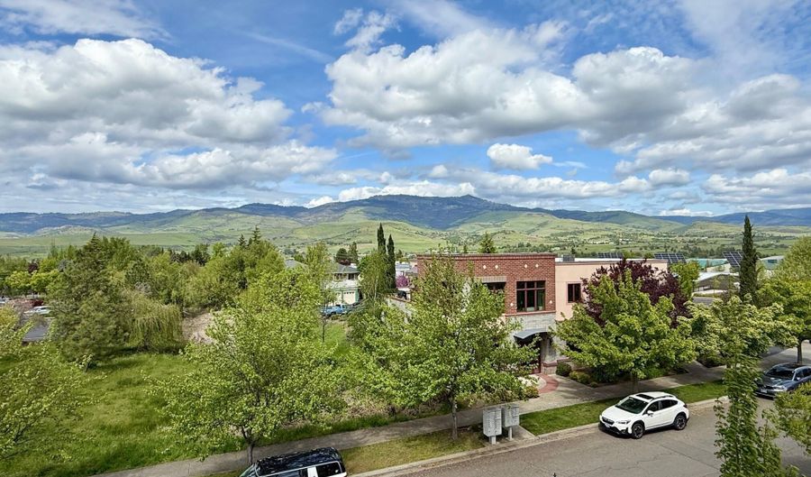138 Clear Creek Dr, Ashland, OR 97520 - 2 Beds, 4 Bath