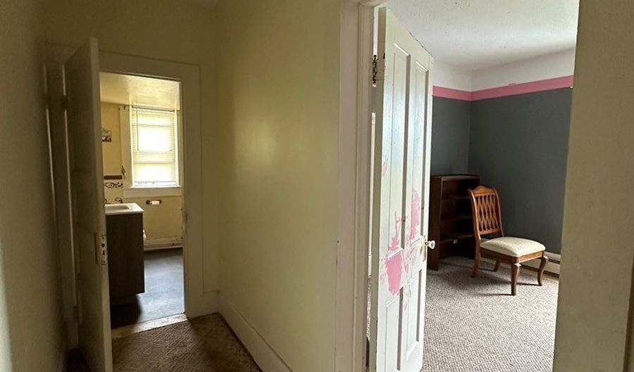 114 E Concord St, Athens, WV 24712 - 5 Beds, 2 Bath