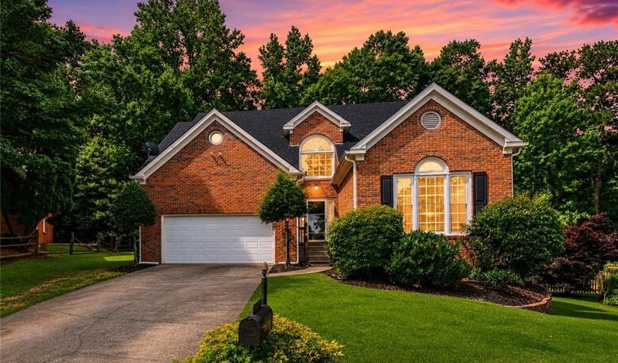 2707 Glenrose Hl, Atlanta, GA 30341 - 5 Beds, 4 Bath