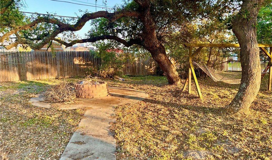 813 N Houston St, Aransas Pass, TX 78336 - 2 Beds, 1 Bath