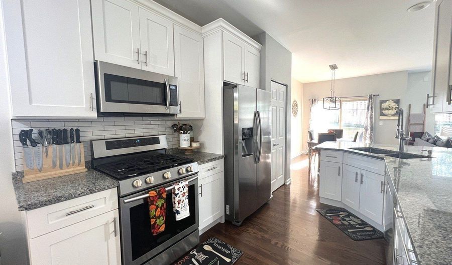 615 W St Johns Pl, Addison, IL 60101 - 3 Beds, 3 Bath