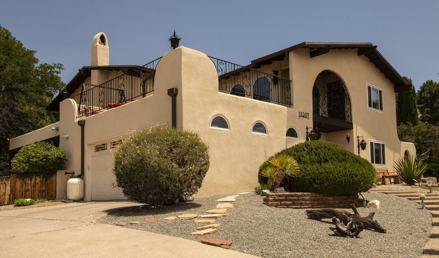 13207 Pinehurst Ave NE, Albuquerque, NM 87111 - 4 Beds, 3 Bath
