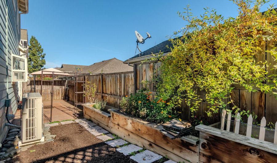 246 9th St Aly, Ashland, OR 97520 - 2 Beds, 2 Bath