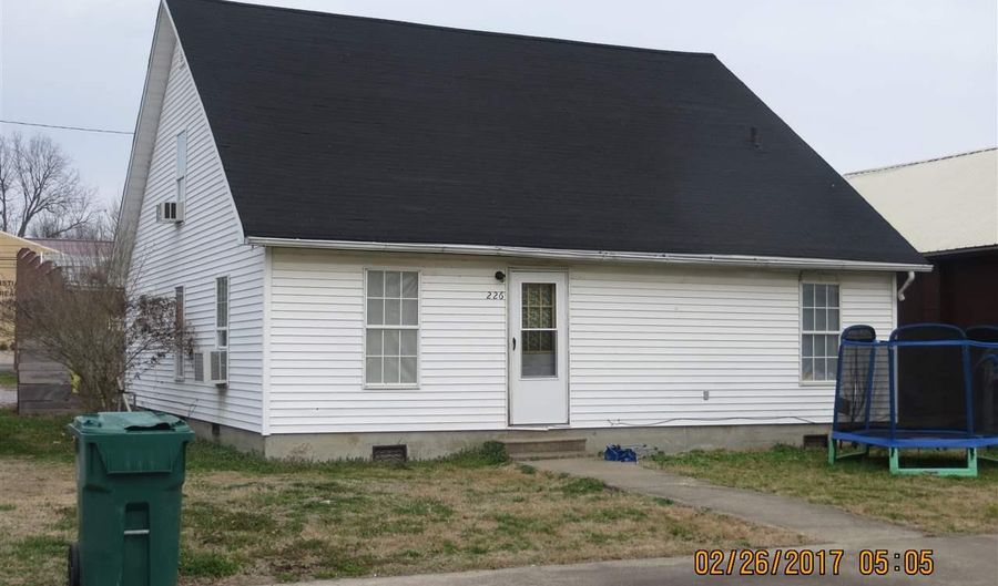 226 Front St, Bardwell, KY 42023 - 3 Beds, 1 Bath