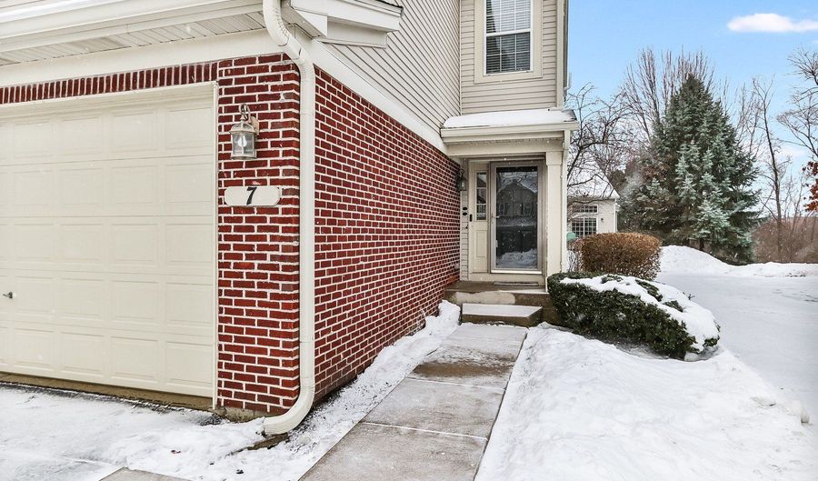 7 Shade Tree Ct, Algonquin, IL 60102 - 2 Beds, 4 Bath