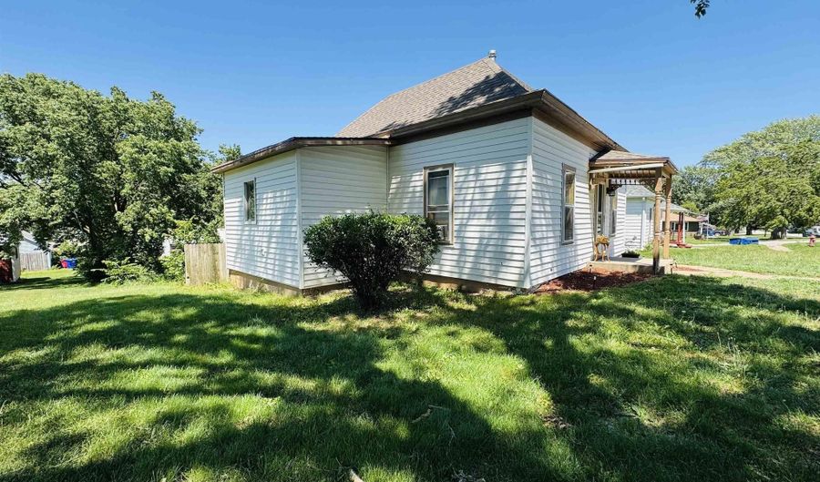 815 Ash St, Adams, NE 68301 - 2 Beds, 1 Bath