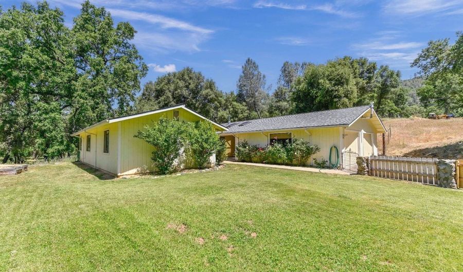 1950 Appaloosa Way, Angels Camp, CA 95222 - 4 Beds, 2 Bath