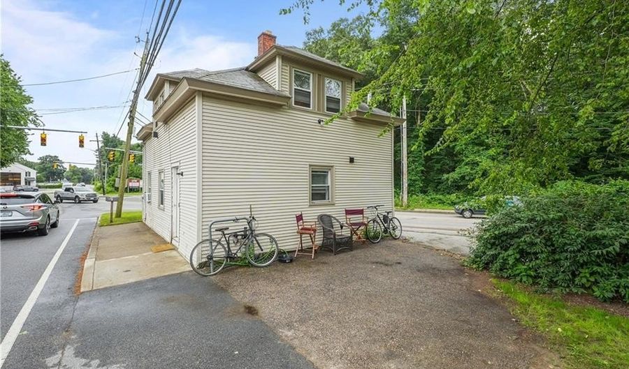 403 Commonwealth Ave, Warwick, RI 02886 - 6 Beds, 5 Bath