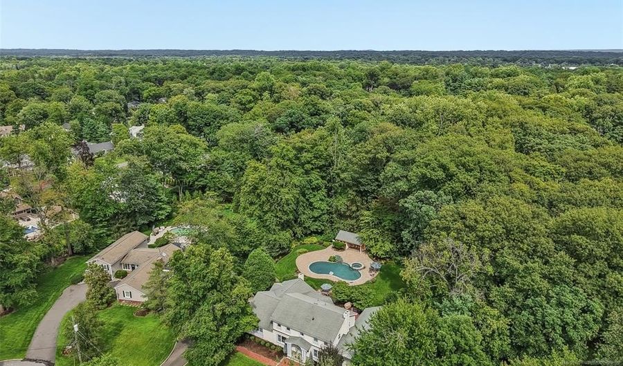 26 Bradrick Ln, Allendale, NJ 07401 - 5 Beds, 6 Bath