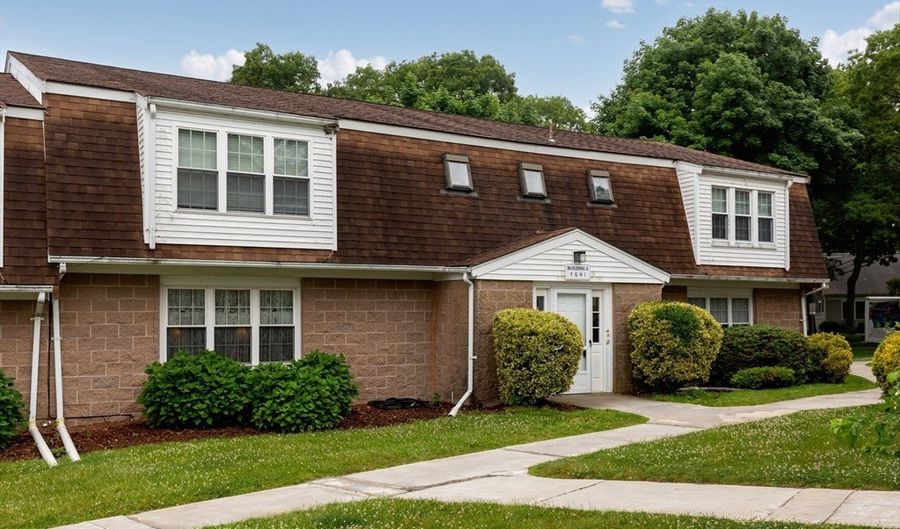 9 Pleasant Park Ave 2I, Barnstable, MA 02601 - 2 Beds, 2 Bath