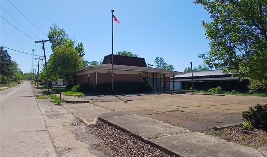 122 N Main St, Arcadia, MO 63621 - 5 Beds, 1 Bath
