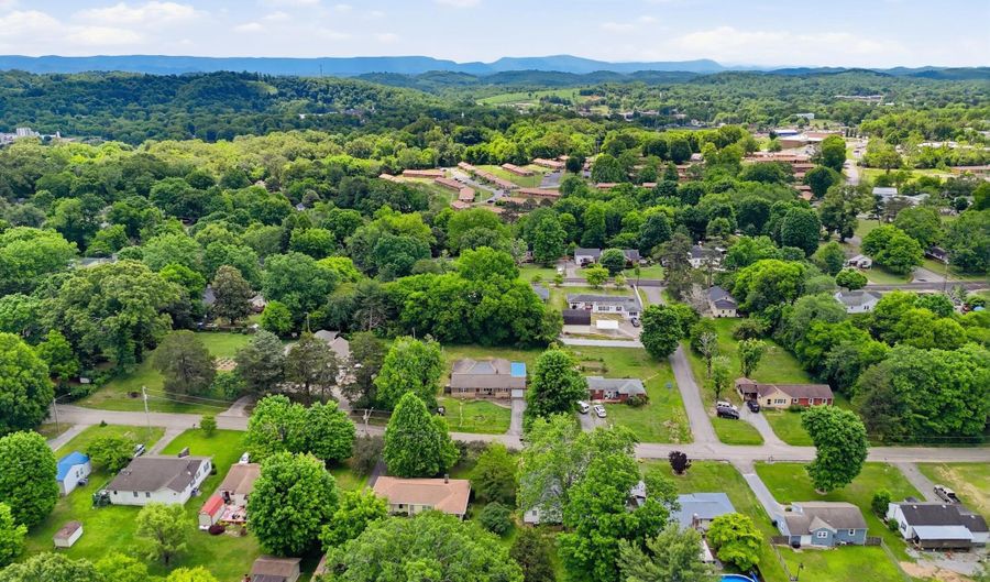807 Tennessee Ave, Athens, TN 37303 - 5 Beds, 3 Bath