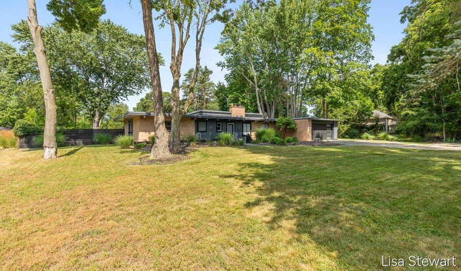 1235 Thornapple River Dr SE, Ada, MI 49301 - 4 Beds, 3 Bath