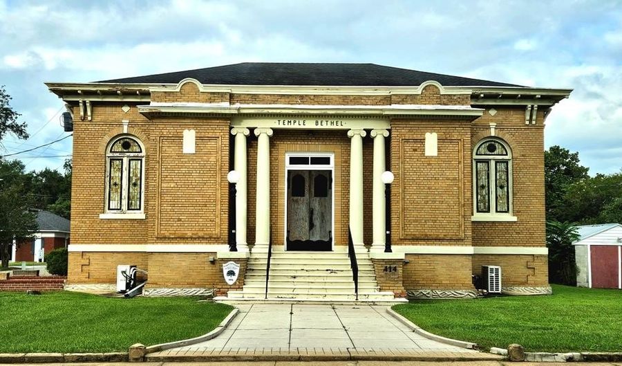 414 Broad St, Bainbridge, GA 39819 - 2 Beds, 2 Bath