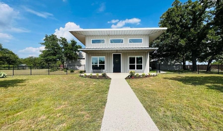 2075 County Road 2585, Alvord, TX 76225 - 2 Beds, 3 Bath