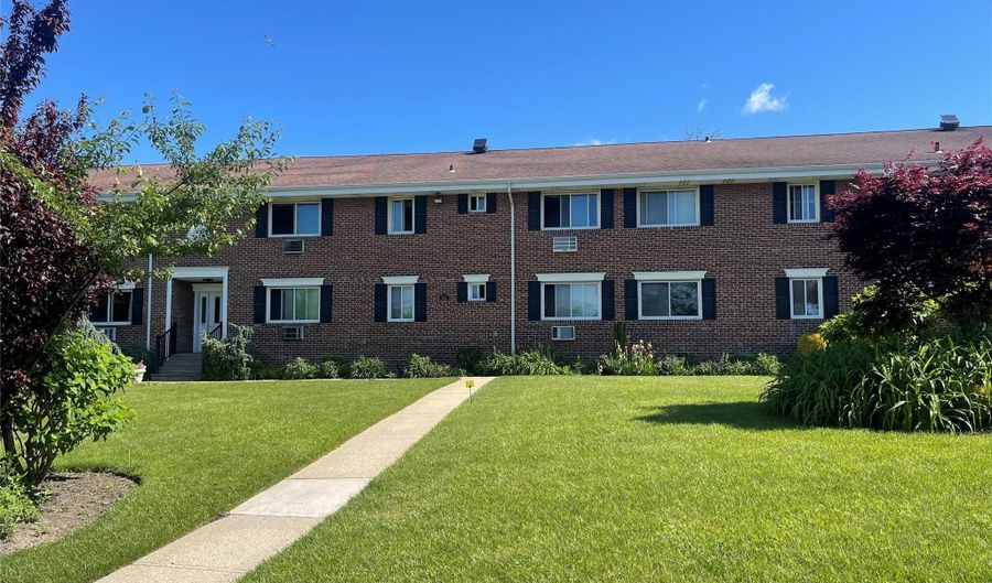 200 Merrick Rd Q, Amityville, NY 11701 - 2 Beds, 1 Bath