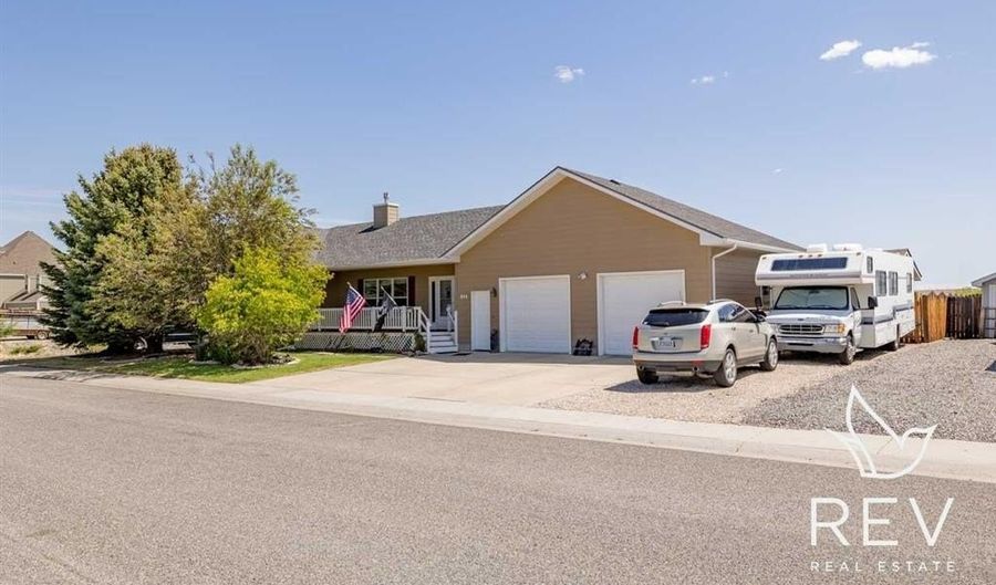 814 35th St, Cody, WY 82414 - 4 Beds, 3 Bath