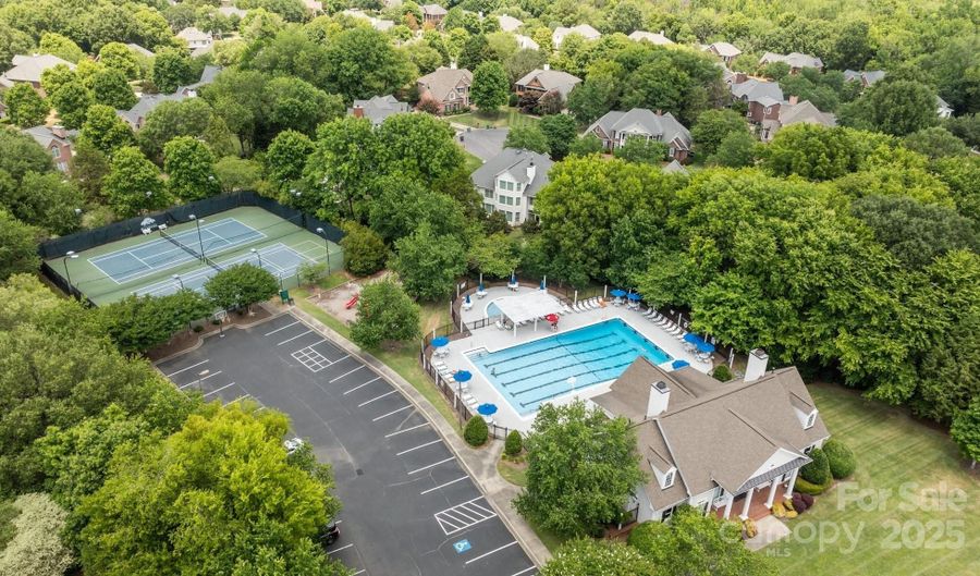 6323 Woodleigh Oaks Dr, Charlotte, NC 28226 - 5 Beds, 4 Bath
