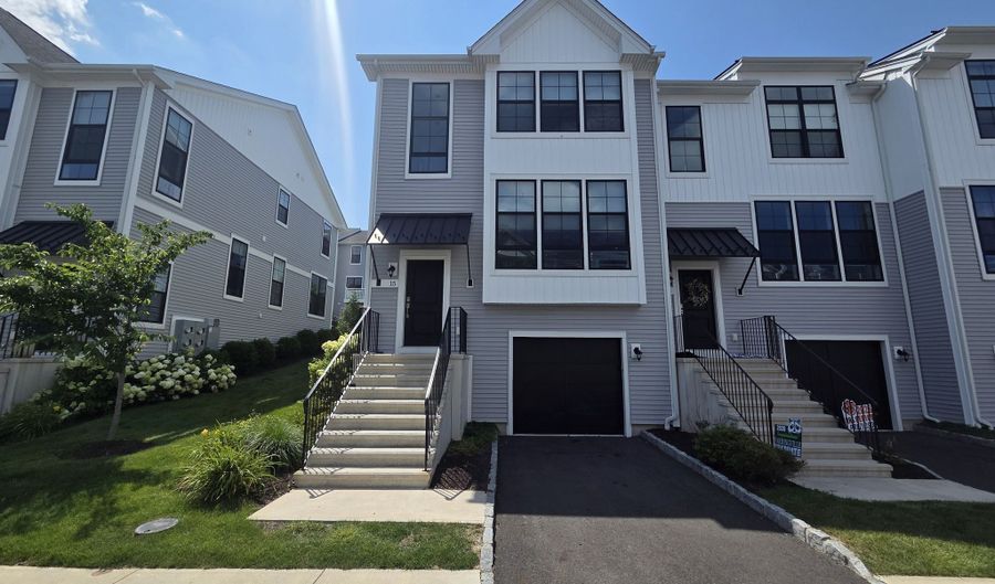 15 E Cross Trl 15, Danbury, CT 06810 - 2 Beds, 4 Bath