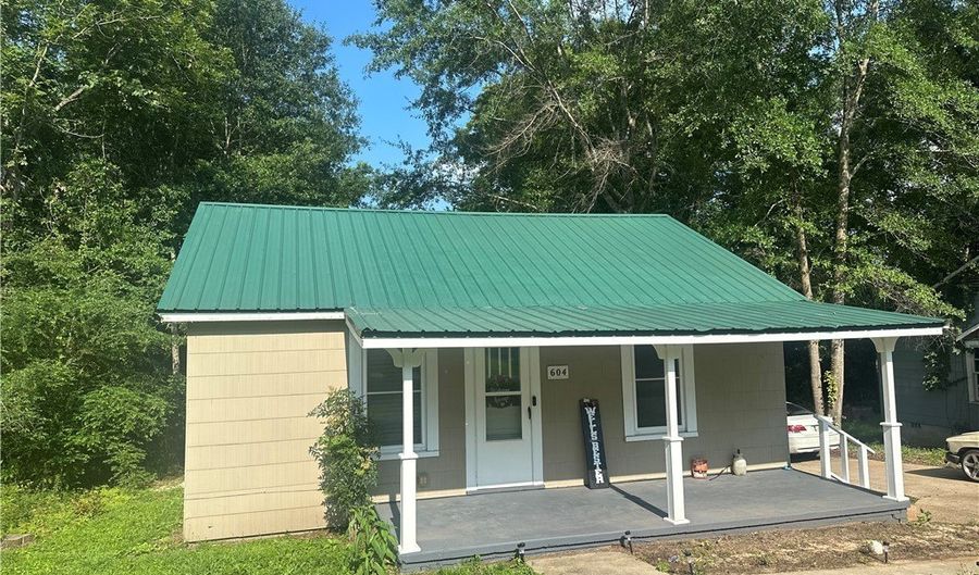 604 1st St NE, Aliceville, AL 35442 - 3 Beds, 2 Bath