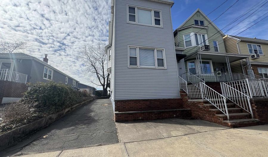 40-42 E 31ST St, Bayonne, NJ 07002 - 7 Beds, 3 Bath