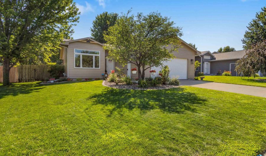 708 S 6th Ave, Brandon, SD 57005 - 4 Beds, 2 Bath