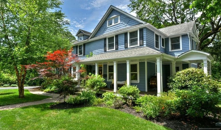 110 Mallinson St, Allendale, NJ 07401 - 4 Beds, 3 Bath