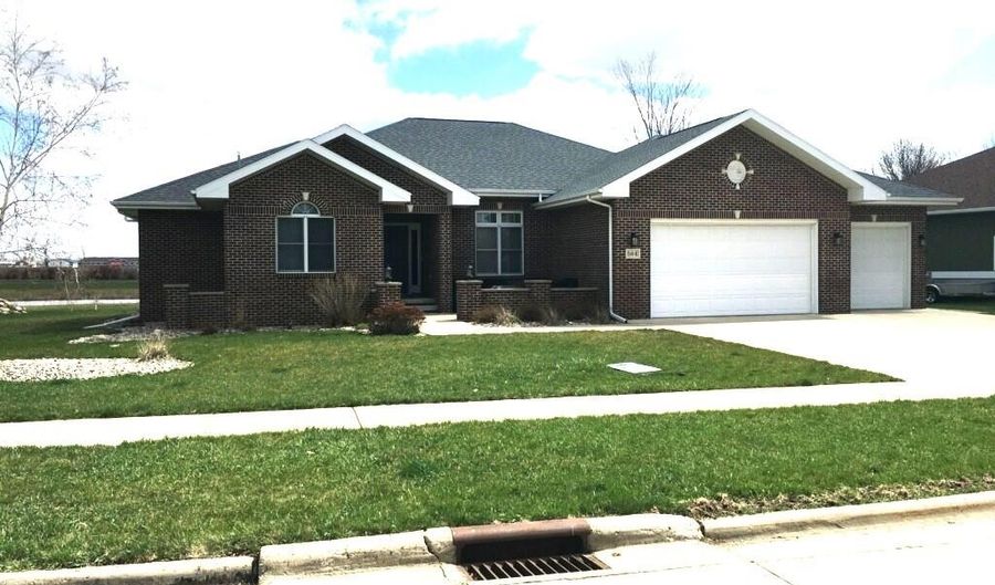 564 Golf View Dr, Sibley, IA 51249 - 4 Beds, 3 Bath