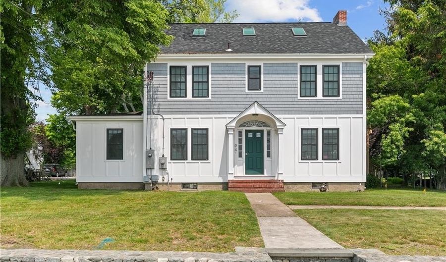 94 E Main Rd, Middletown, RI 02842 - 3 Beds, 1 Bath