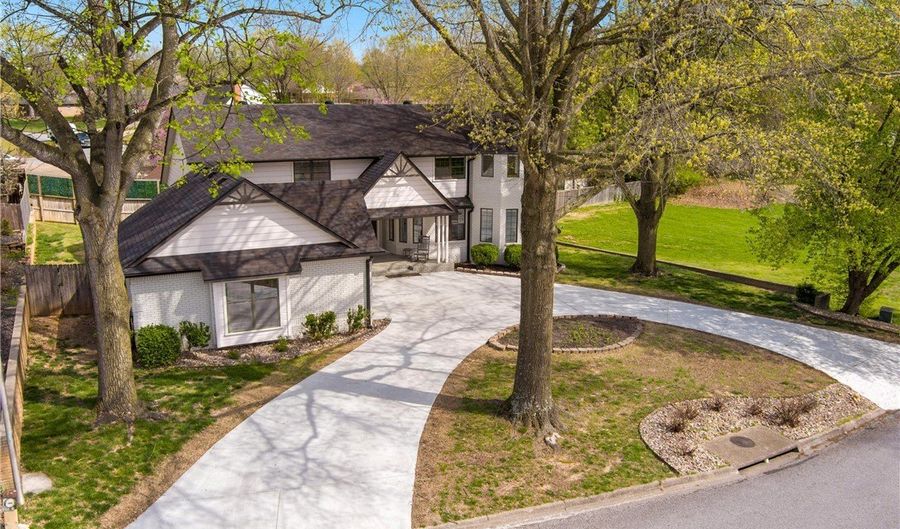 1300 Quail Run Cir, Bentonville, AR 72712 - 5 Beds, 3 Bath