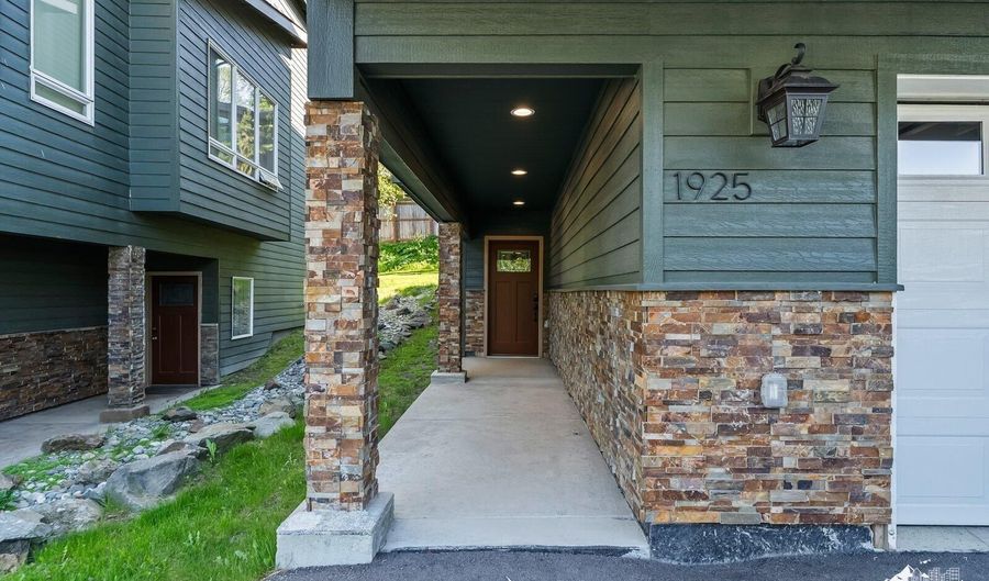 1925 Spenard Rd #3, Anchorage, AK 99501 - 3 Beds, 3 Bath