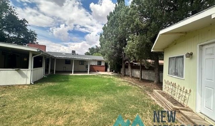 1101 W Riverside Dr, Carlsbad, NM 88220 - 3 Beds, 3 Bath