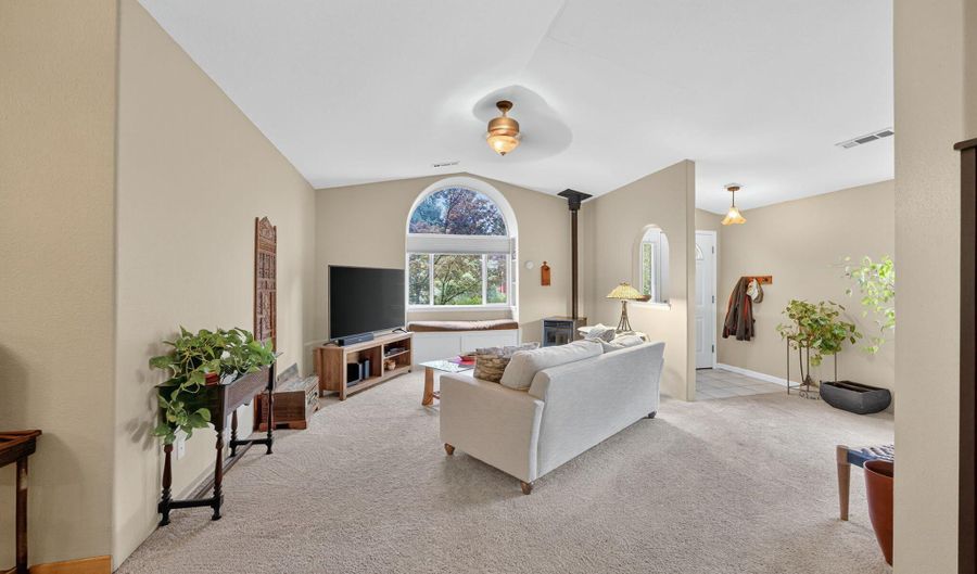 204 Patterson St, Ashland, OR 97520 - 4 Beds, 2 Bath