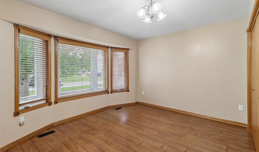 708 13th St SW, Altoona, IA 50009 - 5 Beds, 4 Bath