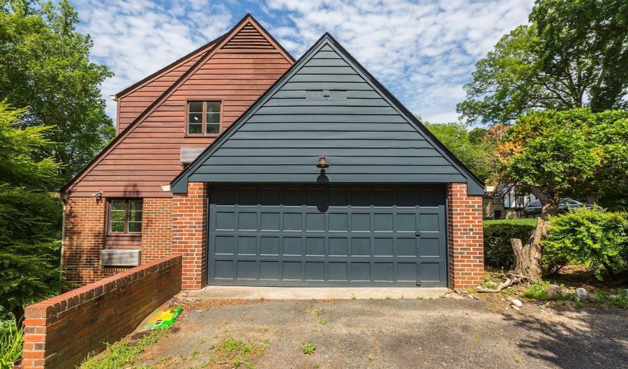 5204 WESTWOOD Dr, Bethesda, MD 20816 - 4 Beds, 4 Bath