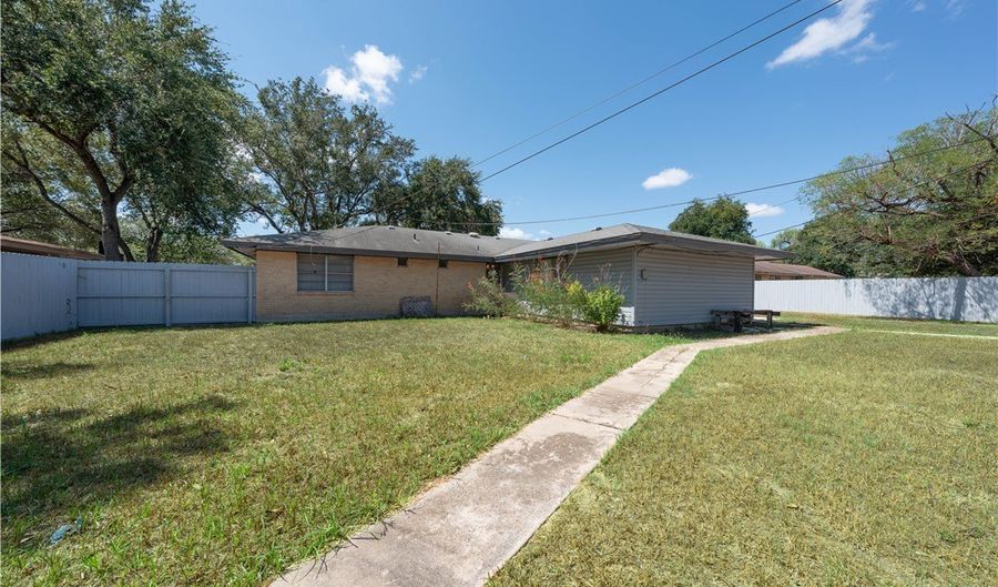 709 Lincoln St, Alice, TX 78332 - 3 Beds, 2 Bath