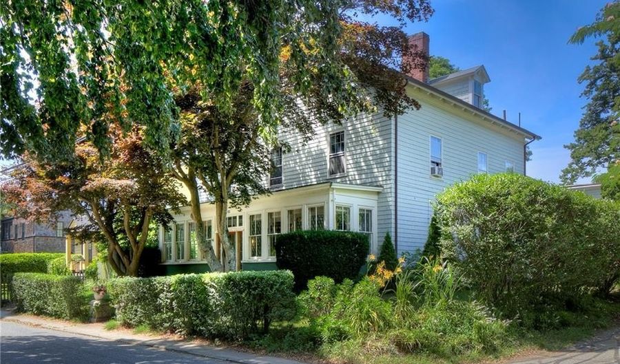 24 Old Beach Rd, Newport, RI 02840 - 10 Beds, 7 Bath
