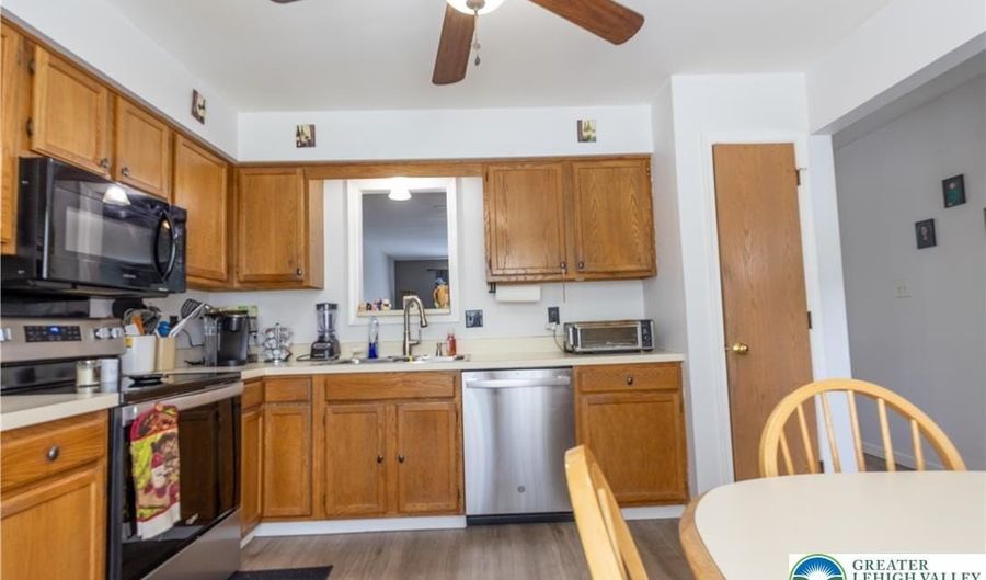257 Ridgeview Dr, Alburtis, PA 18011 - 3 Beds, 3 Bath