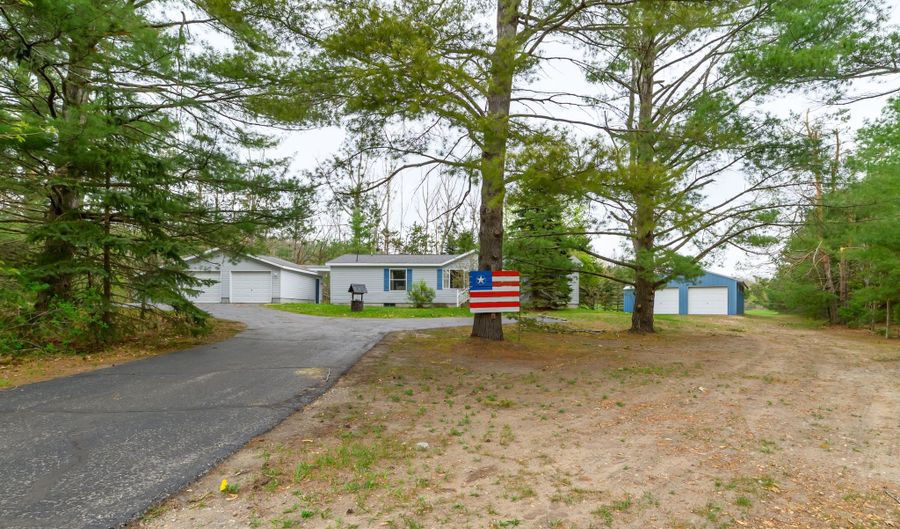 8279 Luce St, Alanson, MI 49706 - 3 Beds, 3 Bath
