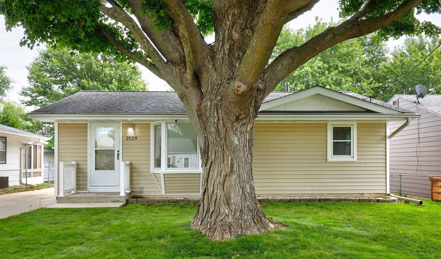 2529 Williams St, Des Moines, IA 50317 - 2 Beds, 2 Bath