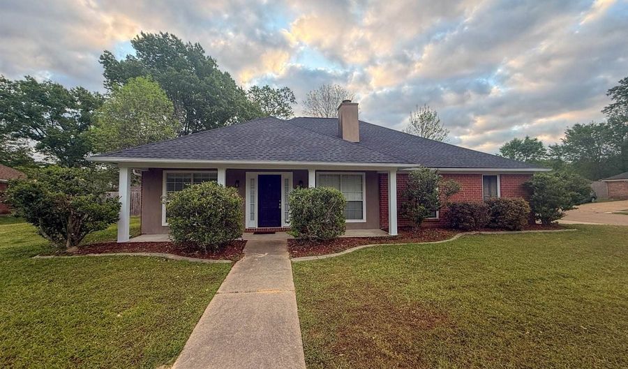 120 Oak Grove Dr, Brandon, MS 39047 - 3 Beds, 2 Bath