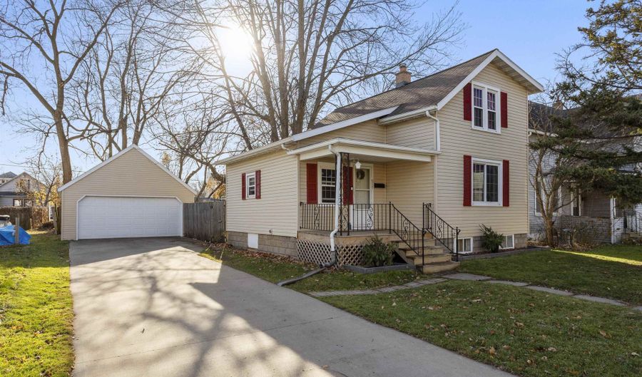 817 W PACKARD St, Appleton, WI 54914 - 3 Beds, 1 Bath