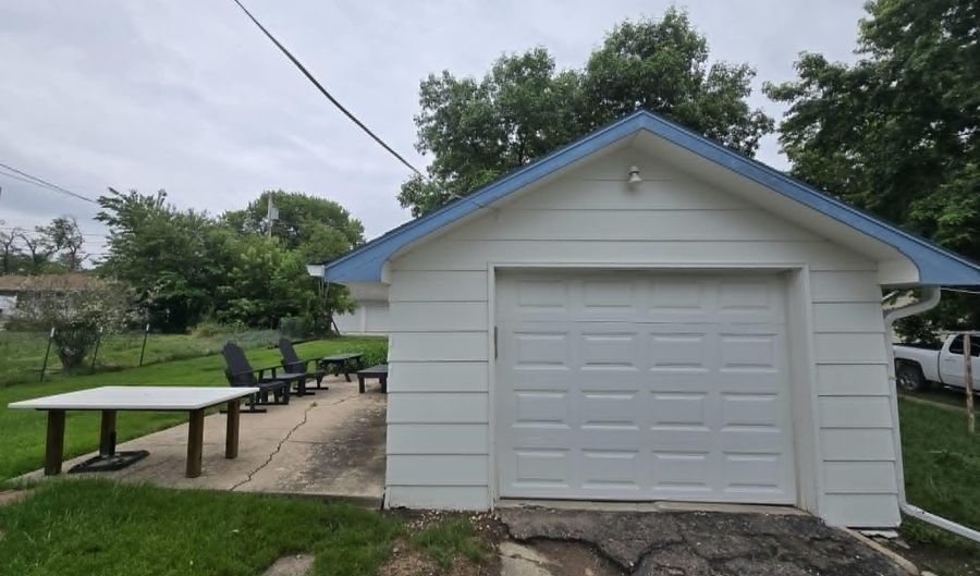714 N 10th St, Beatrice, NE 68310 - 2 Beds, 2 Bath