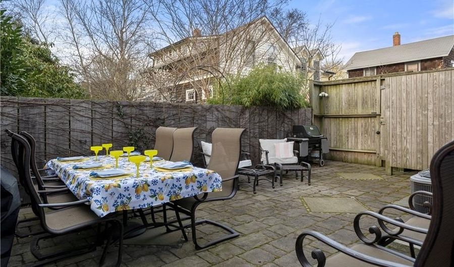 35 Marsh St, Newport, RI 02840 - 2 Beds, 2 Bath