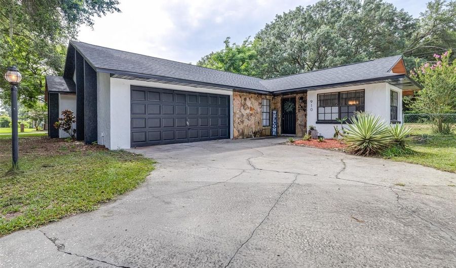910 VAN Dr, Auburndale, FL 33823 - 3 Beds, 2 Bath